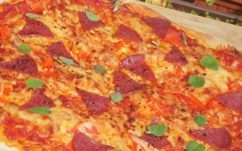 Tomaten-Sardellen-Pizza