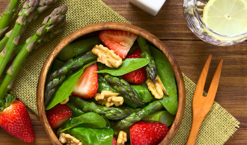 Spargelsalat mit Erdbeeren